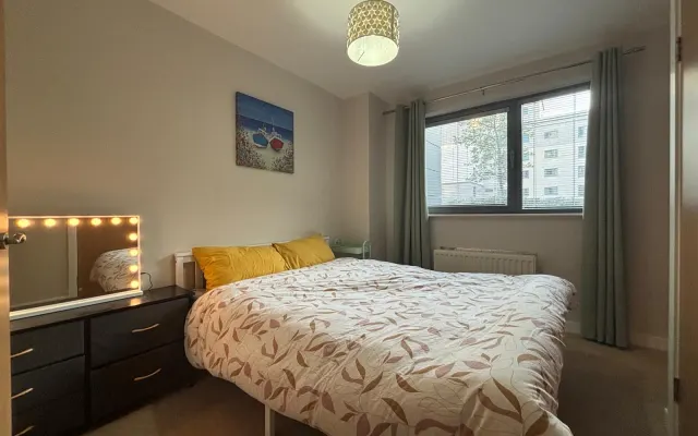Spacieuse chambre king size avec salle de bain privée.