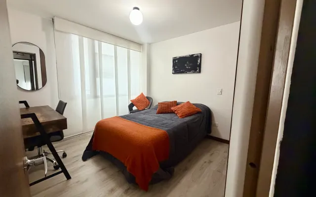 Zimmer in Wohnung in zentraler Schwulengegend