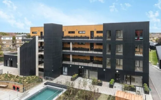 Stunning Modern ground Floor flat with Pool.