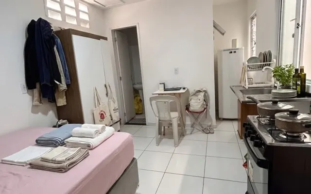 Kitnet super central, novo, seguro, silencioso e discreto. Viu, man?