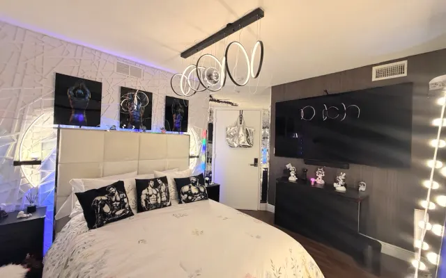 Artistic Luxury Retreat w/ Skyline Views