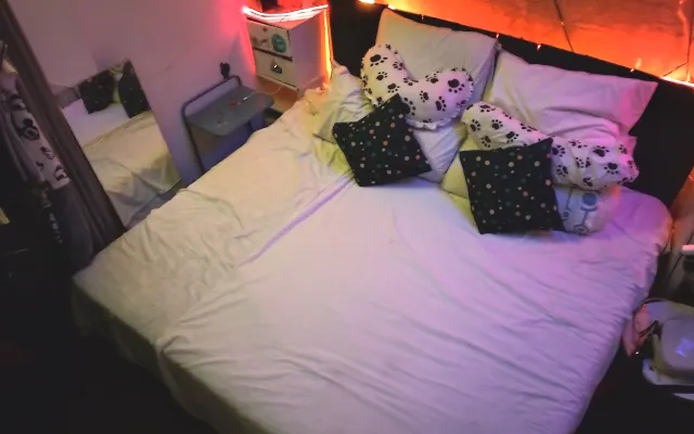 Schönes farbenfrohes Doppelzimmer