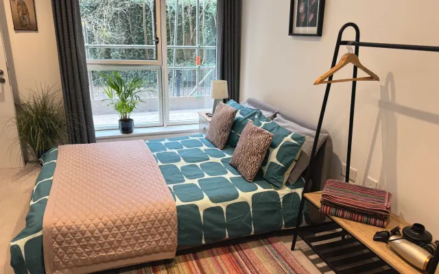 Chambre confortable avec salle de bains privative dans un appartement é