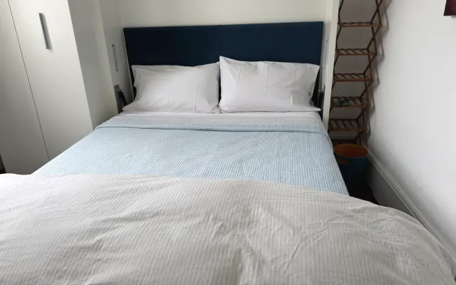 Camberwell: Kleines Schlafzimmer mit Doppelbett - UK King Size Murphy...