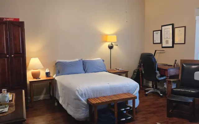 Spacious Private Room in Great Neighborhood Close to Everything!