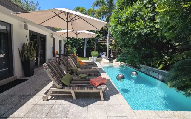 Guest Suite - private entrance, clothing-optional