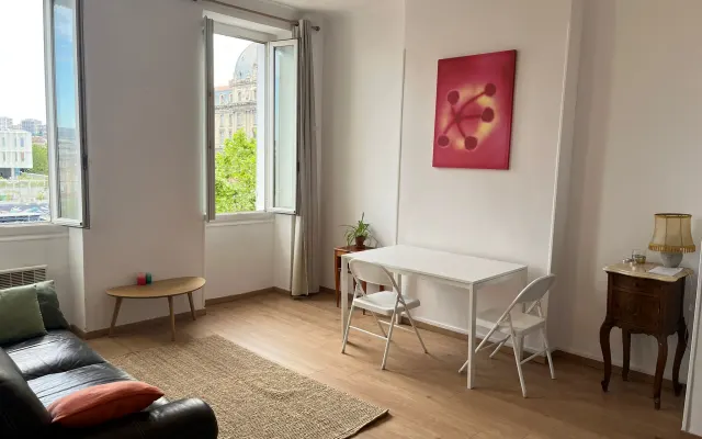Central, quiet apartment with unobstructed view