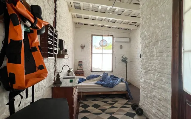 Chambre privée avec climatisation et lit double.