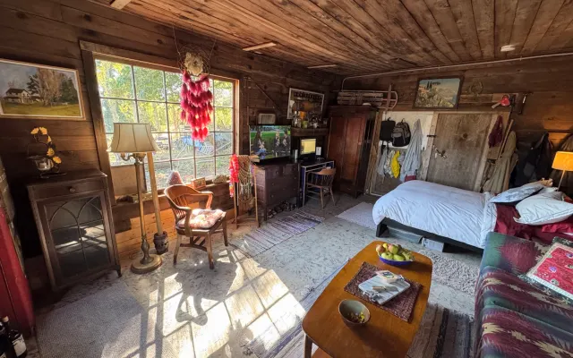 Grand chalet rustique ; nudité autorisée ; relations sexuelles entre hô