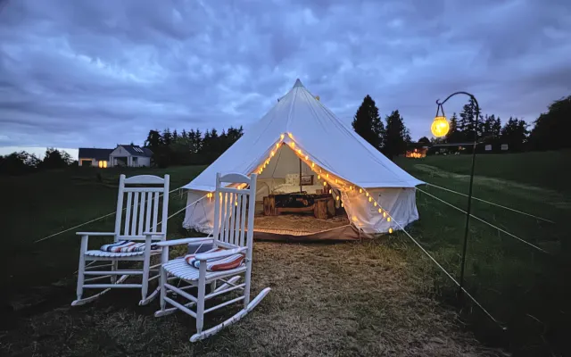 Glamping a 25 minutos de Seattle; ropa opcional; buena química entre los hué