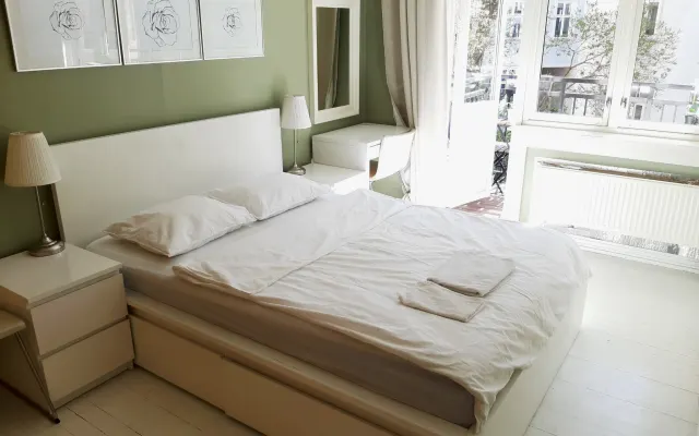 Zimmer mit Balkon hinter dem Königlichen Palast Oslo