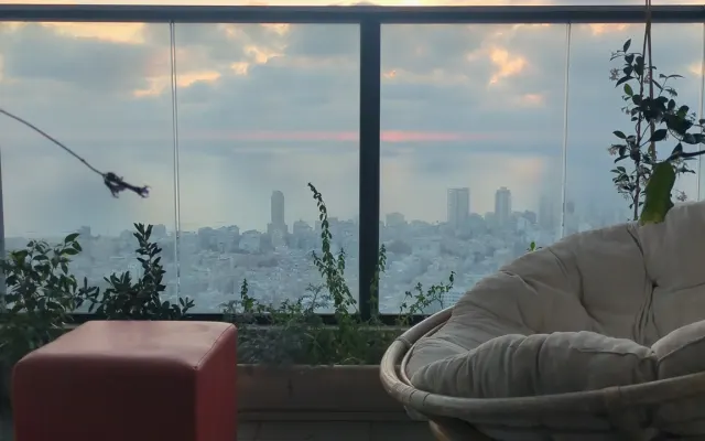 Private Room with En-Suite Bathroom on the 43rd Floor – Breathtaking S