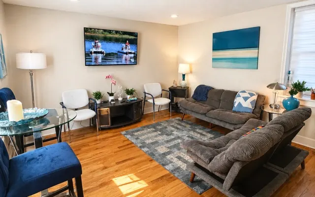 Renovated Peacock-Inspired Modern Condo