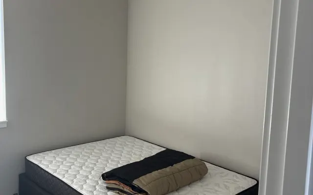 Fast am Fluss gelegenes eigenes Zimmer in Gemeinschaftswohnung.