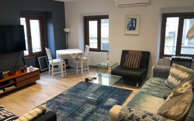 Central apartment on the Taksim istiklal street , in the gay area.