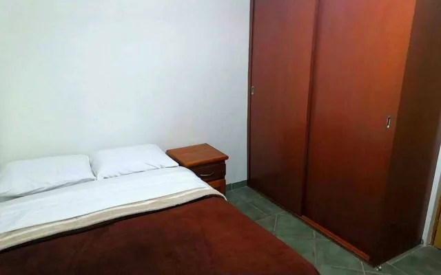 Möbliertes Privatzimmer. Dienstleistungen und Zubehör inbegriffen.