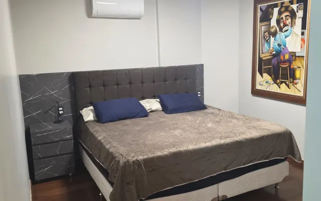 Piso con dos suites independientes y zonas comunes.