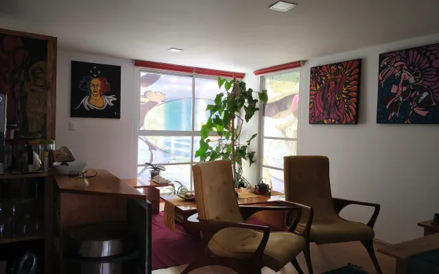 Quarto de apartamento no 5o andar com terraço privado no 7o andar