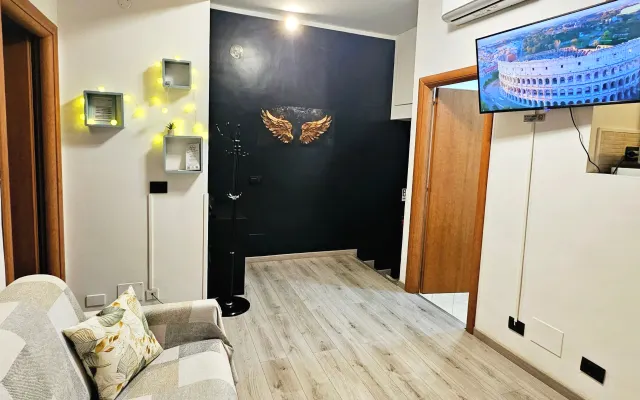 Apartment 2 minutes from Metro A. Great reviews
