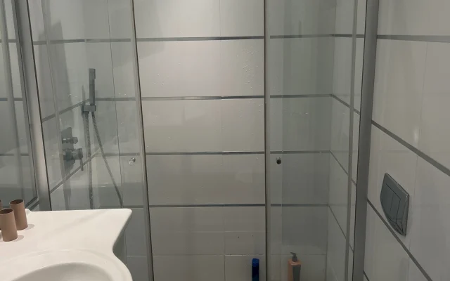 2 Schlafzimmer und 1 halbes Badezimmer
30 Sekunden Fußweg zum Strand