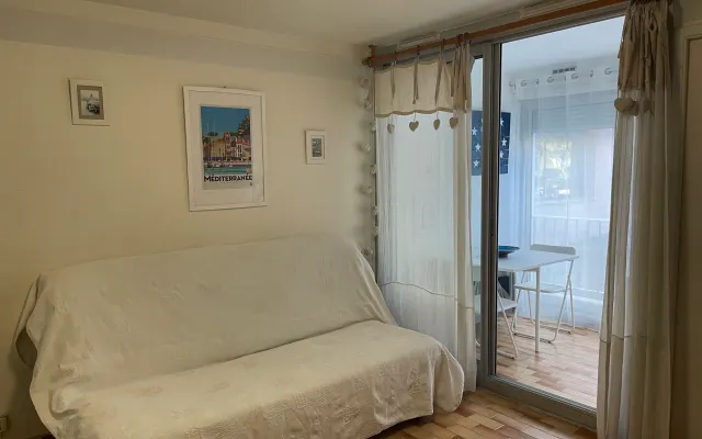 Studio cabin in residence, 5 minutes walk from the port and shops