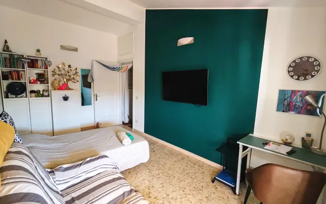 ROOM arc-en-ciel sur un toit romain