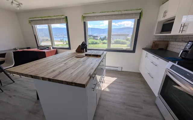 Chambre privée avec vue sur le lac dans un quartier calme