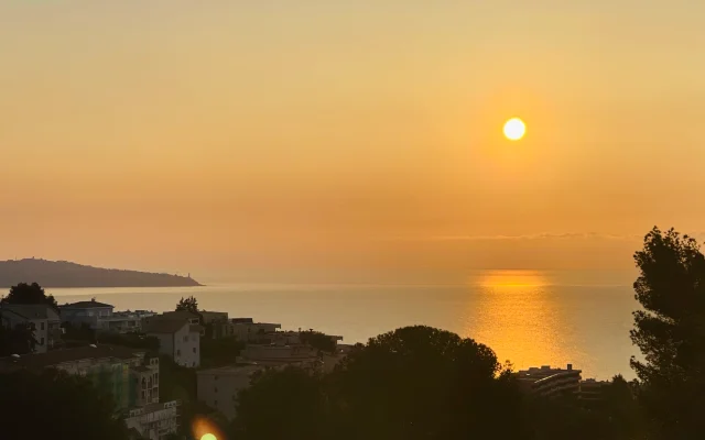 Apartamento de luxo nas colinas de Nice/Luxury Ap in the Hills of...