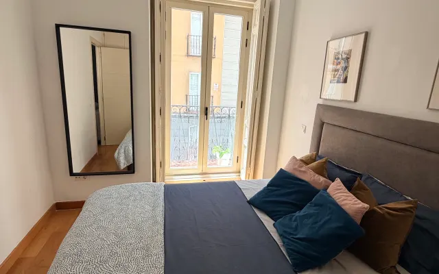 Geräumiges Zimmer in der Nachbarschaft von La Latina, Madrid.