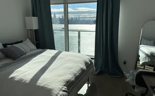 Luxuszimmer am Wasser mit Blick auf die Skyline von Manhattan