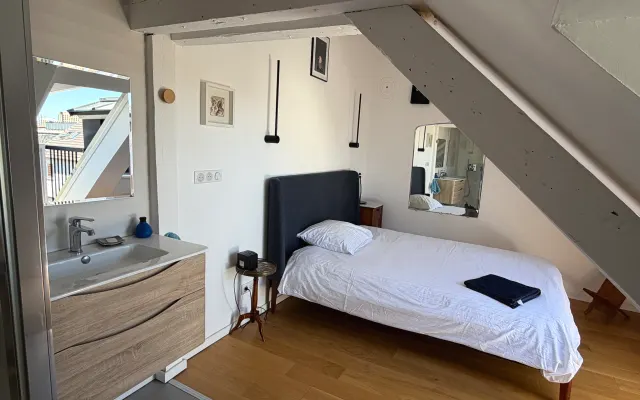 Room with shower and washbasin on the courtyard, completely renovated.