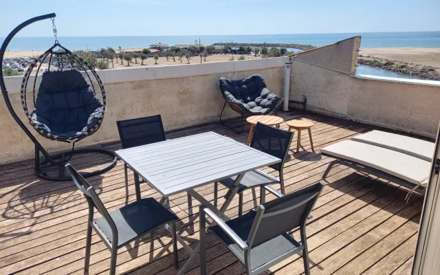 Terrazza con vista mare, senza edifici di fronte, all'ultimo piano