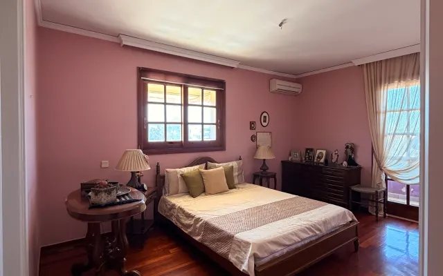 Uma vida espaçosa e cheia de charme na Riviera, no coração de Voula