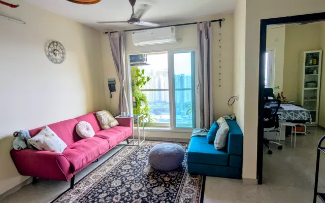 Apartamento suburbano num arranha-céus minimalista e com bom gosto