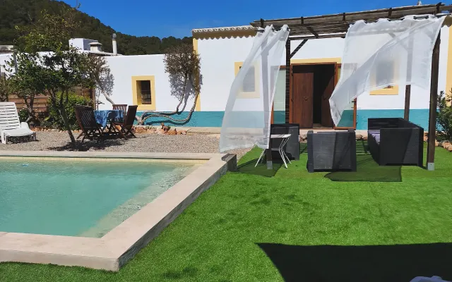Traditionelles Haus mit Pool in Strandnähe