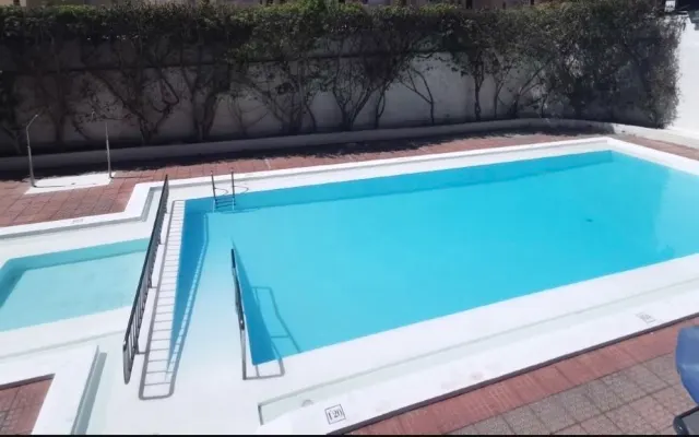 Apartamento ensolarado com vista para a piscina, perto da praia e do...