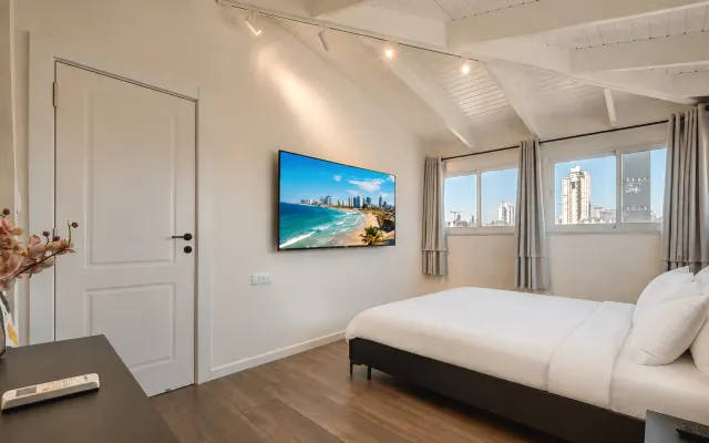 Inclusive Luxury Penthouse | Central Location | Private Rooftop & Park