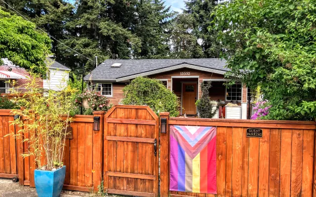North Seattle Dog Friendly Home. Accès facile au Lightrail et à l'I-5 !