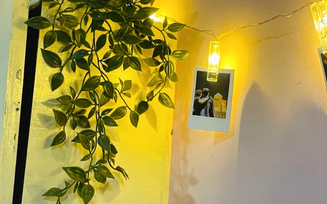 2-Zimmer-Wohnung in DDA Kalkaji, an der Hauptstraße gelegen und mit...