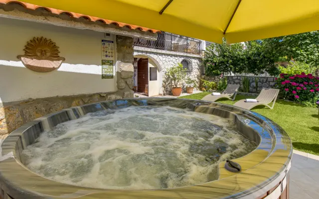 Lauranella : jacuzzi, borne de recharge pour véhicules électriques et...