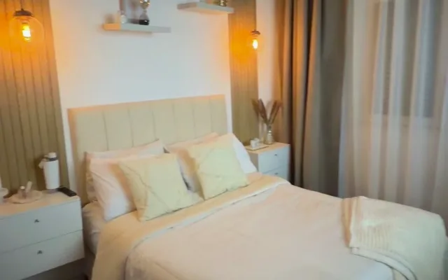 Je propose une chambre ou un futon dans le salon à des touristes...