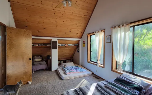 Queer-Friendly Lake Retreat with Cats & Mountain Views
