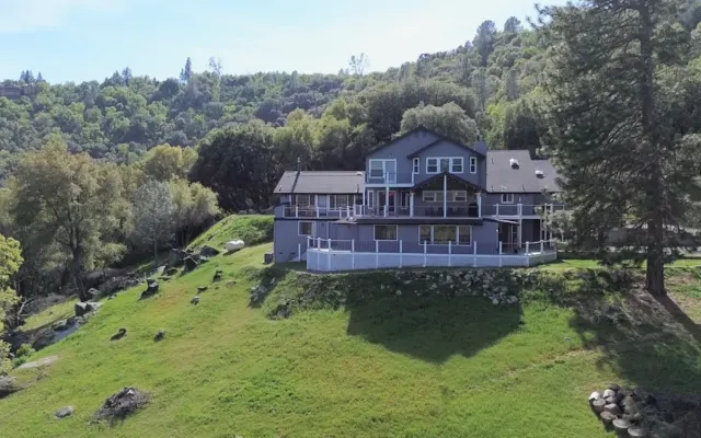 Cary Grant King Suite at Mountain Daddies Bed & Breakfast