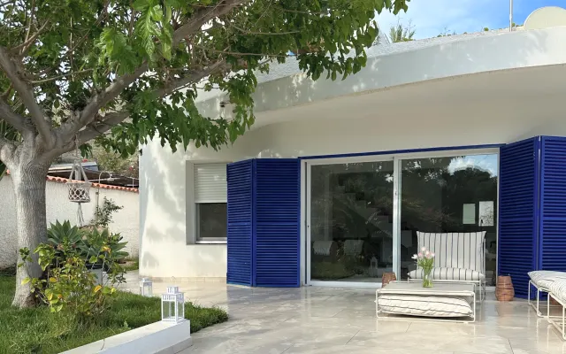 Beautiful room in a residential quite area, 5 min walk to the sea