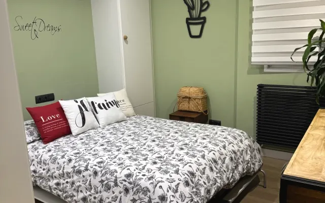 Quarto bonito e espaçoso com casa de banho privativa no centro (J. Sorolla)