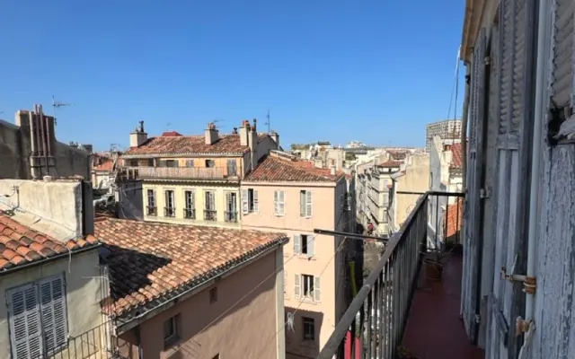 Room with a balcony, 300 meters from the Old Port
