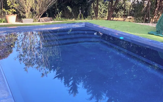 chambre confortable avec piscine