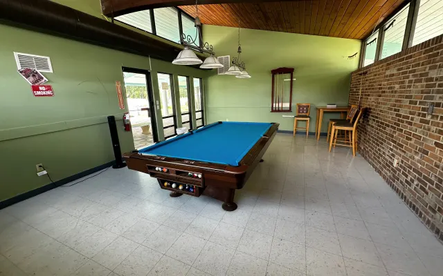Cozy vacation spot, 2 bedroom 2 bath trailer with AC and Pool