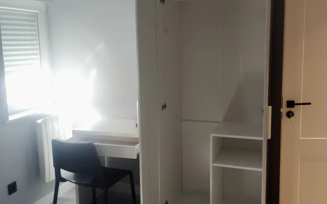 Habitación luminosa bien comunicado con baño privado.