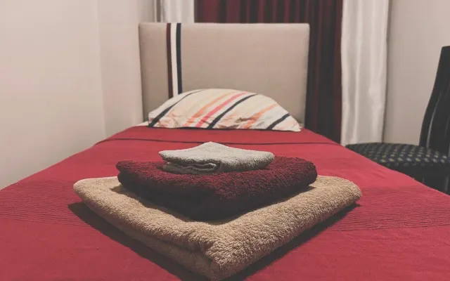 Red Room - Stay with an Italian (Single Room)
